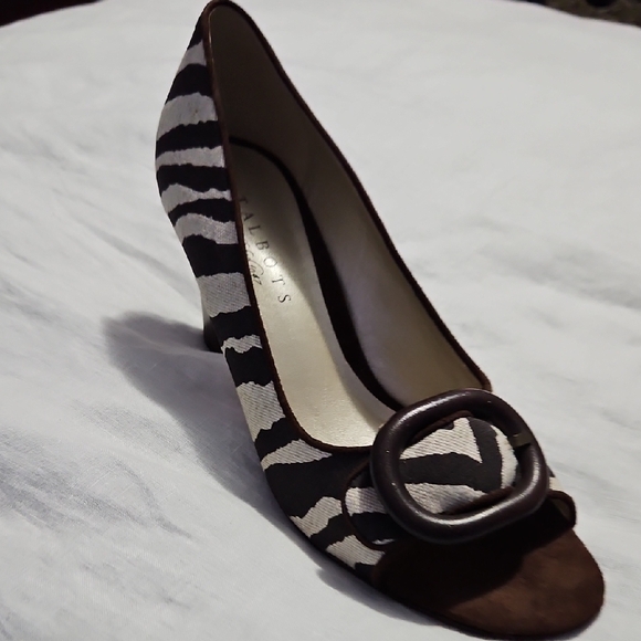 Talbots Open Toe Heels Pumps Brown Cream Zebra Print Size 9B Shoes - Picture 1 of 17